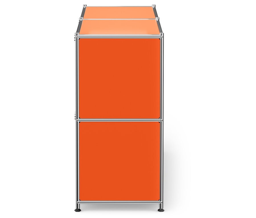 Oranger Schrank mit silbernem Rahmen.