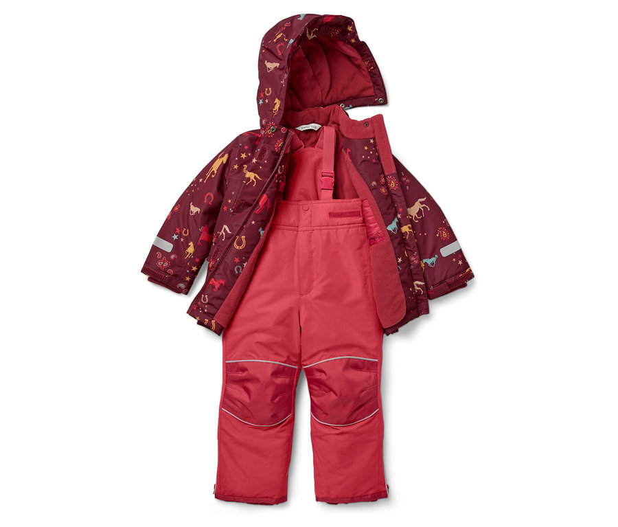 Eine burgunderfarbene Winterjacke mit Kapuze, bedruckt mit Pferden und Sternen, und eine rosafarbene Skihose.