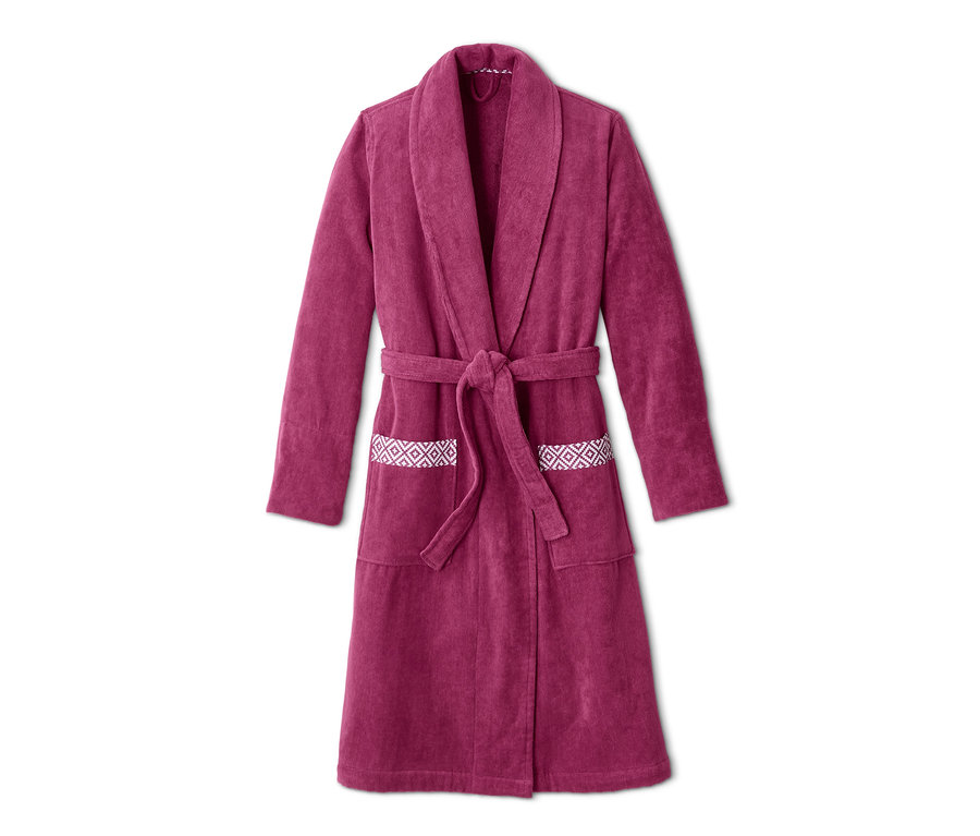 Ein fuchsiafarbener Velours-Bademantel mit Gürtel und dekorativen Taschenbordüren.