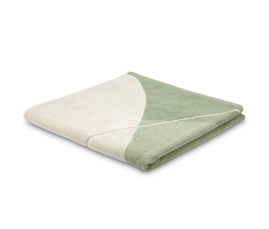 Gefaltetes XL-Badetuch mit organischen Formen in Creme und Grün.