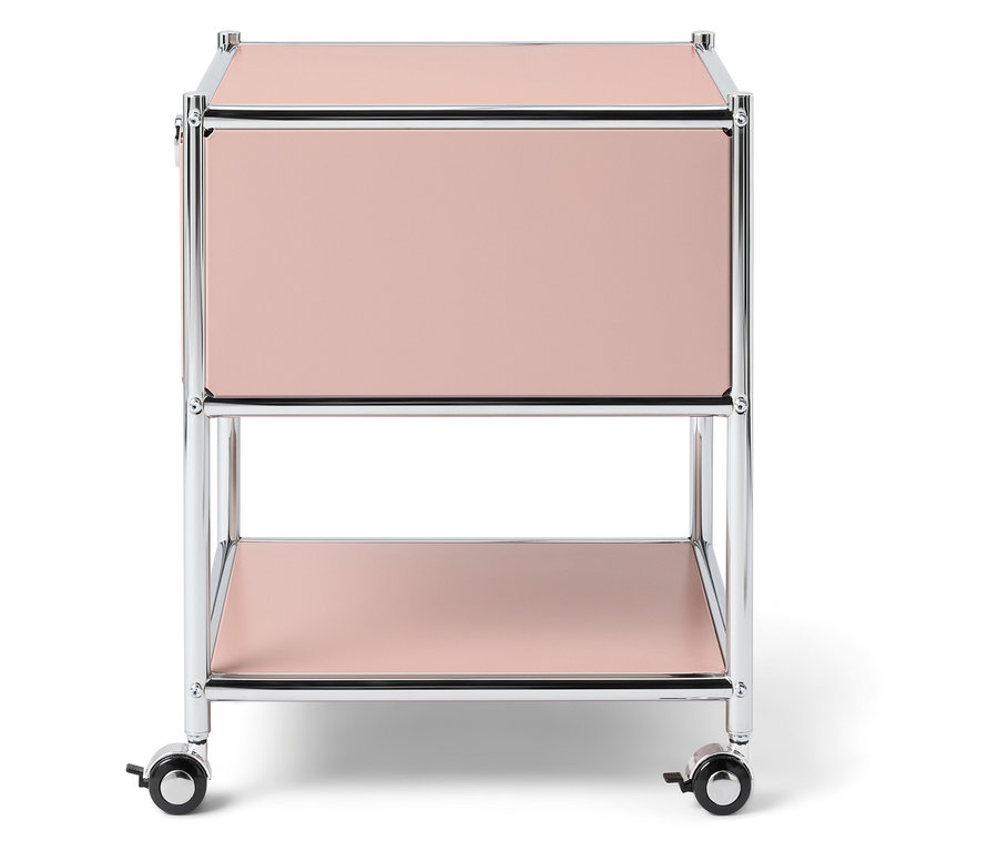 Verchromter Rollwagen mit zwei Regalböden in Rosa.