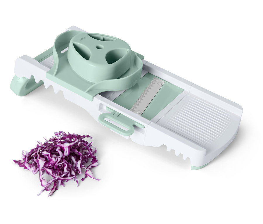 Gemüsehobel mit geschnittenem Rotkohl.