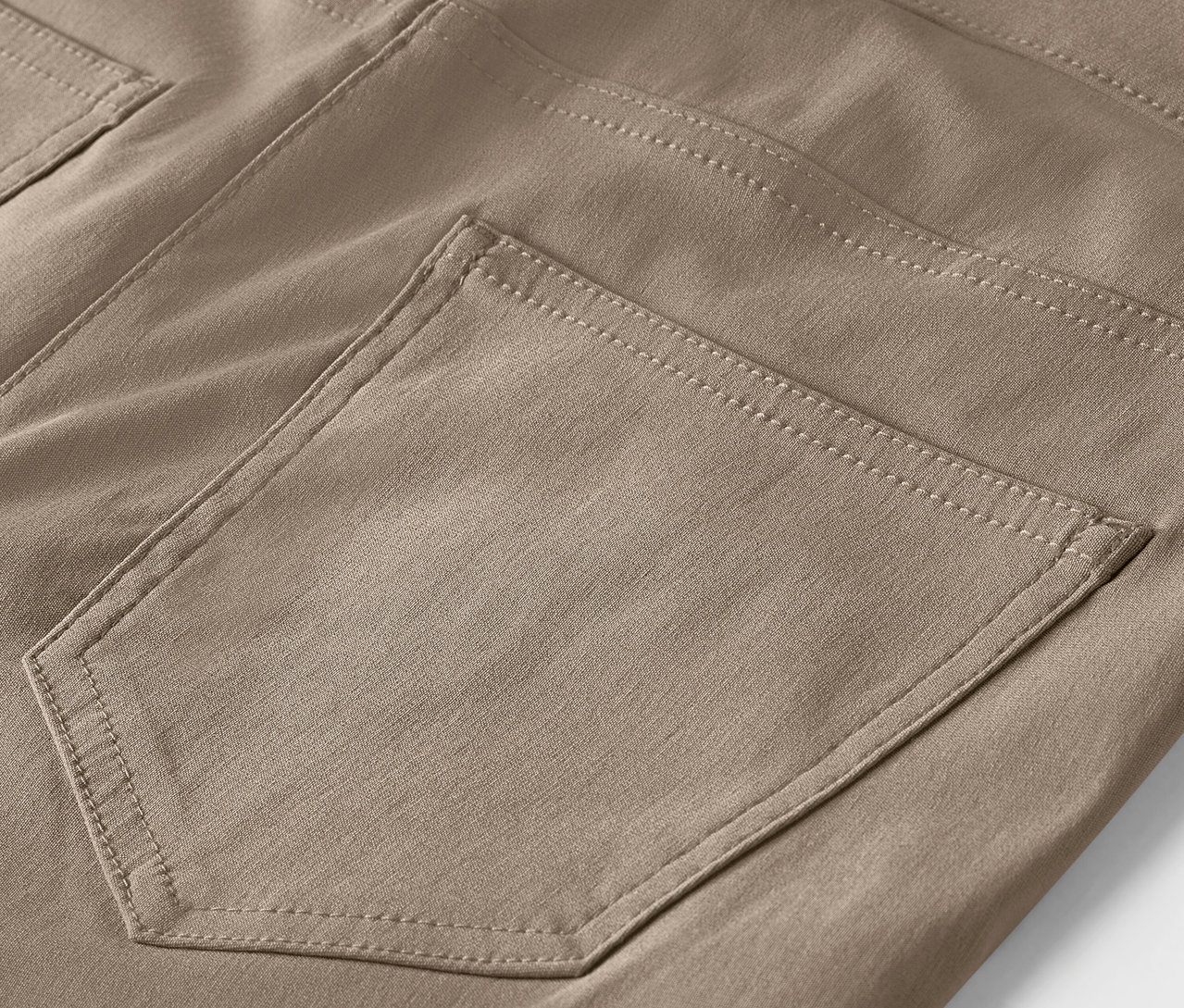 Detail einer braunen Hose mit Tasche.