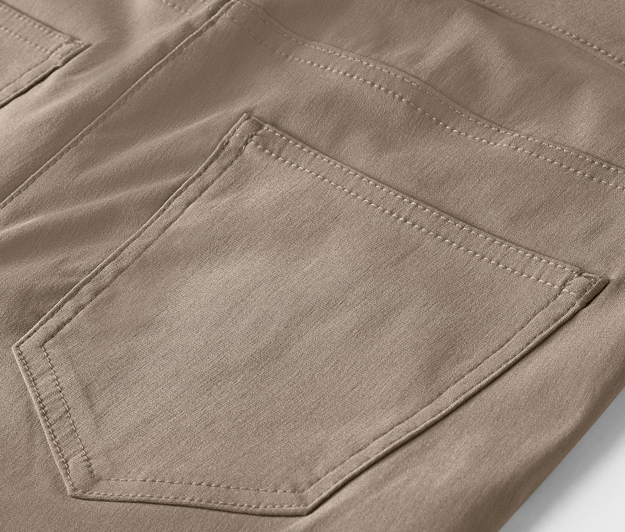 Detail einer braunen Hose mit Tasche.