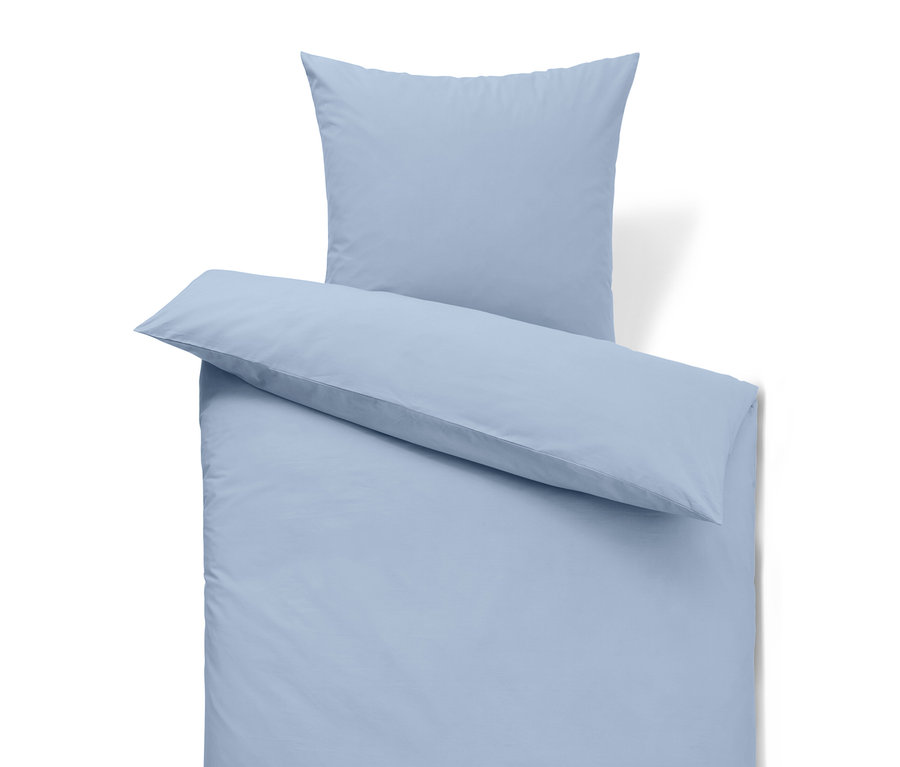 Hellblaues Bettwäsche-Set mit Kissen.
