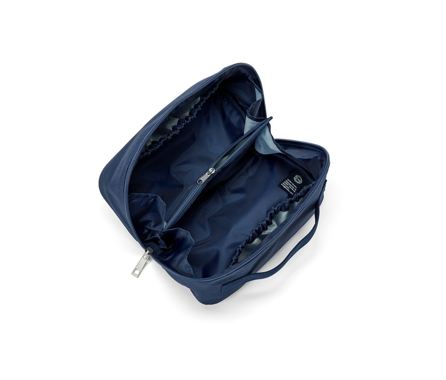 Geöffnete blaue Kosmetiktasche.