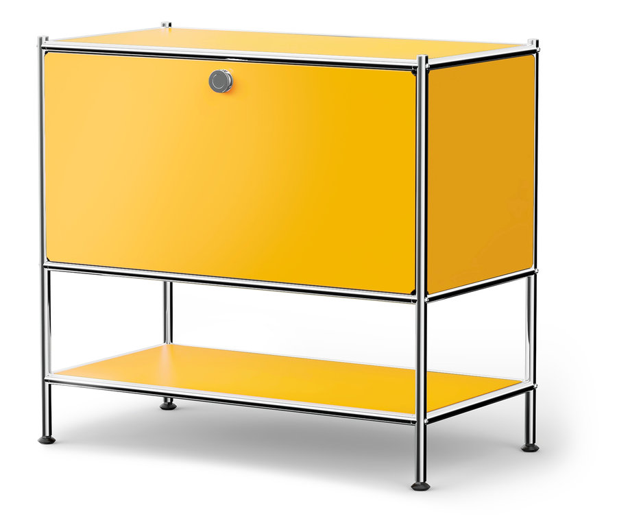 Gelber Schrank mit silbernem Rahmen und einer Tür mit rundem Knopf.