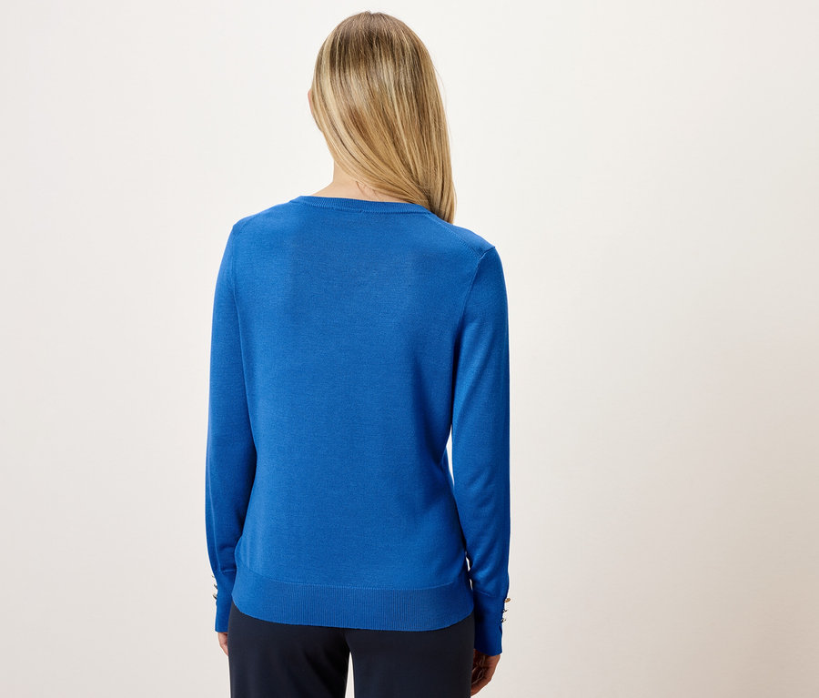 Blonde Frau von hinten in blauem Pullover.