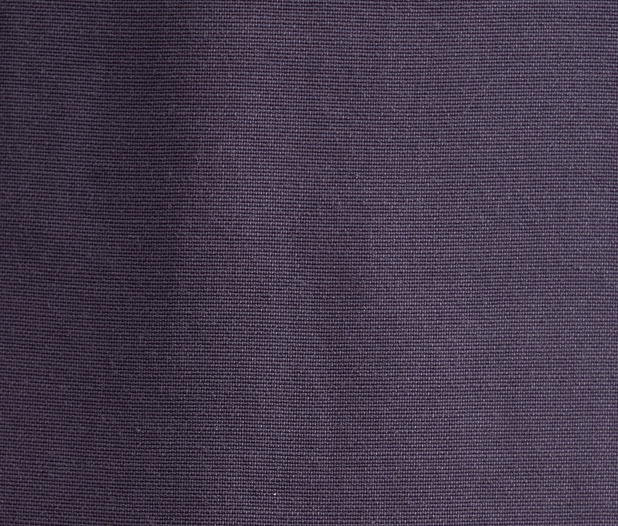 Nahaufnahme einer violetten Seidensticker Tunika aus Viskose.