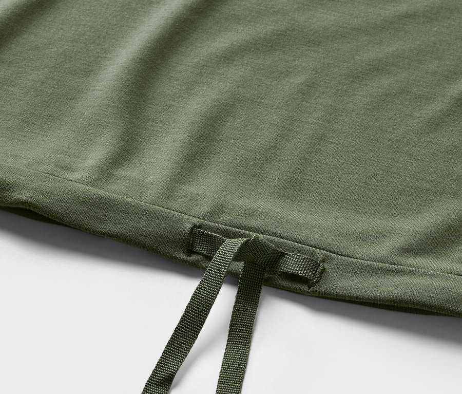 Detailaufnahme eines olivgrünen Stoffes mit Kordelzug.