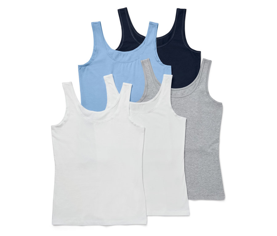 Fünf Damen Tanktops in Weiß, Grau, Hellblau und Dunkelblau übereinander gestapelt.