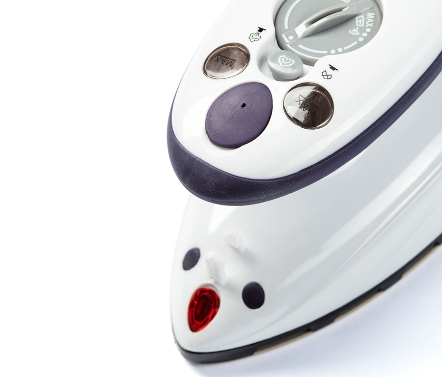 Detailaufnahme eines weißen Prym Mini-Dampfbügeleisens mit violetten Akzenten.