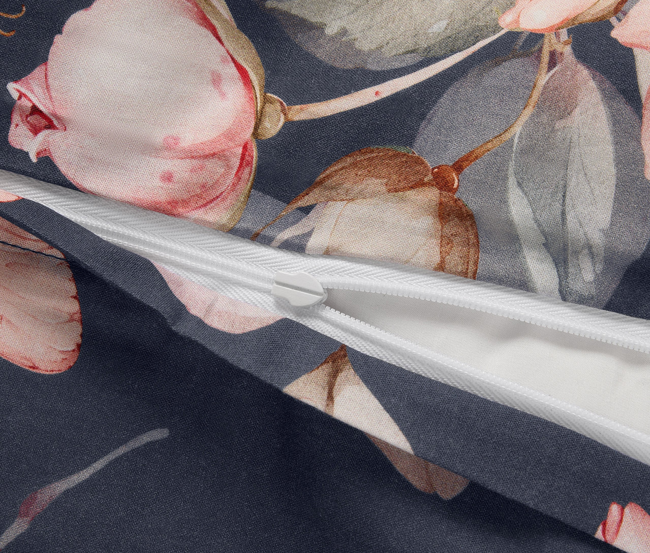 Detailansicht von Renforcé-Bettwäsche in Normalgröße mit Blumenmuster und Reißverschluss.