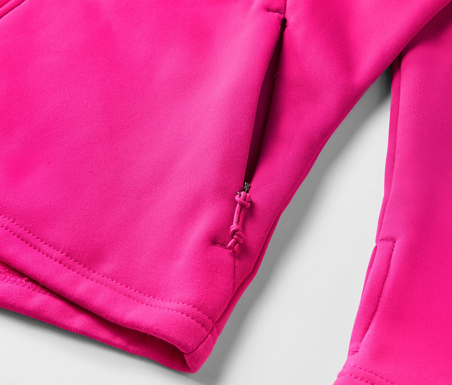 Detailaufnahme einer pinkfarbenen Fleecejacke mit Reißverschlusstasche.