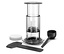 Aeropress Kaffeebereiter mit Zubehör auf weißem Hintergrund.