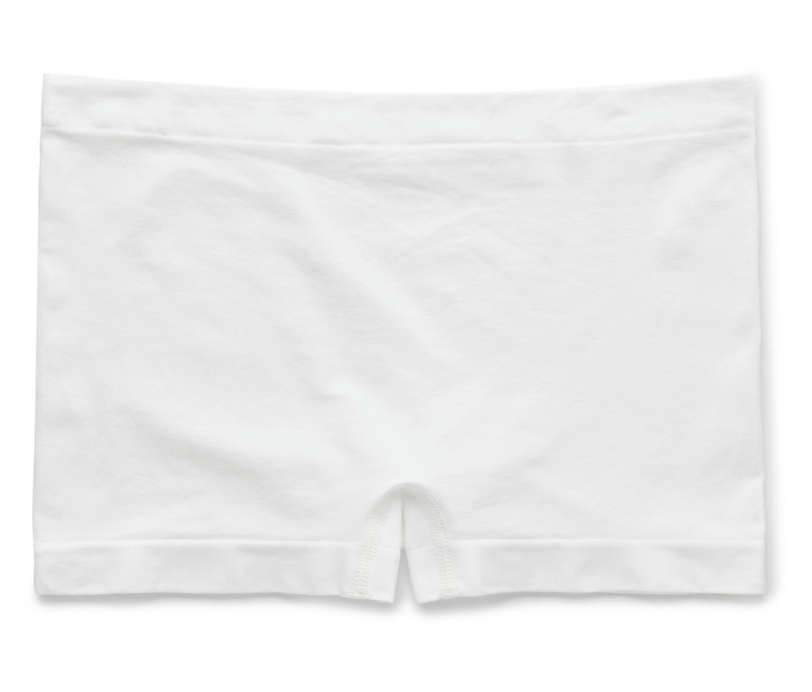 Weiße Boy-Shorts liegen flach auf einer weißen Oberfläche.