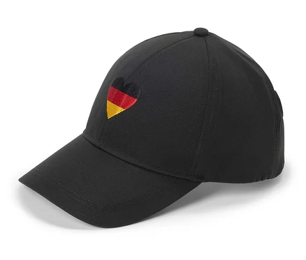 Schwarze Baseballkappe mit einem Herz in den Farben der Deutschlandflagge.
