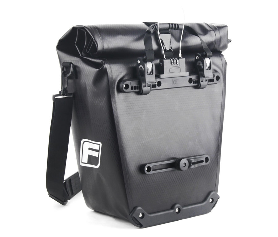 Schwarze FISCHER Gepäckträgertasche PLUS+ Terra mit Tragegurt und Befestigungssystem für Fahrräder.