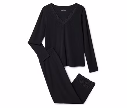 Schwarzer Pyjama mit langärmligem Oberteil mit V-Ausschnitt und Spitzenbesatz sowie passender Hose mit Spitzenbesatz am Beinabschluss.