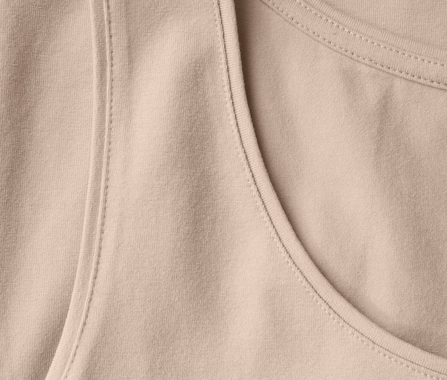 Nahaufnahme von Street One Basic-Top in Beige, das Kragen und Ärmel zeigt.