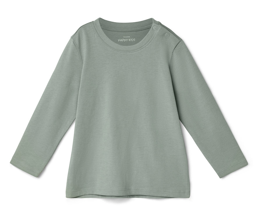 Ein hellgrünes, langärmeliges Kindershirt liegt auf einem weißen Hintergrund.