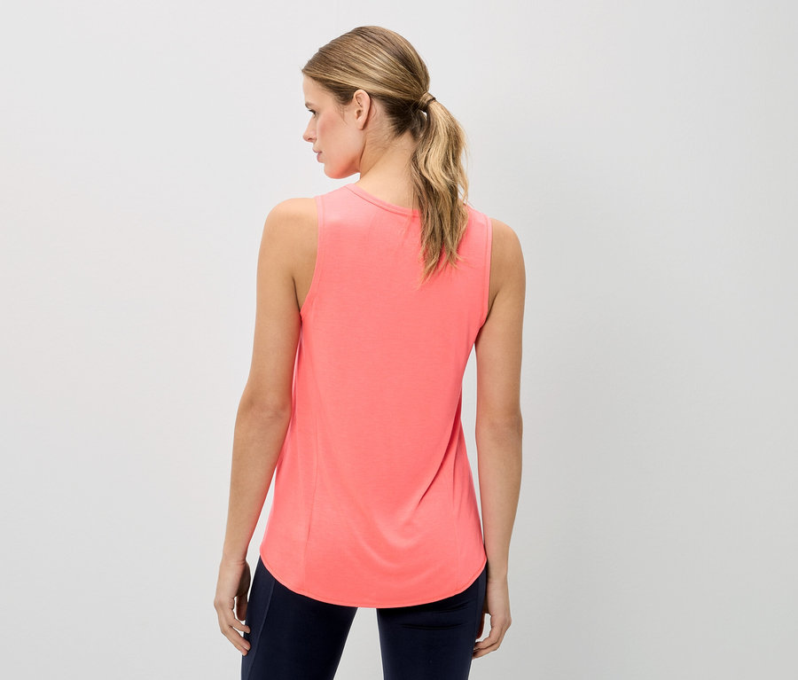 Rückansicht einer Frau mit blonden Haaren, die ein korallfarbenes Tanktop und marineblaue Leggings trägt.