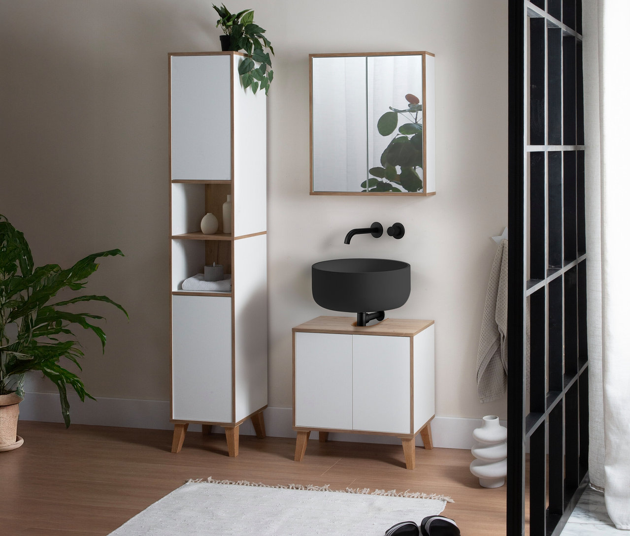 Ein Badezimmer zeigt einen grauen Roba Hochschrank »Morena« mit zwei Türen und offenen Fächern und einen weißen Roba Waschbeckenunterschrank »Morena« mit zwei Türen.