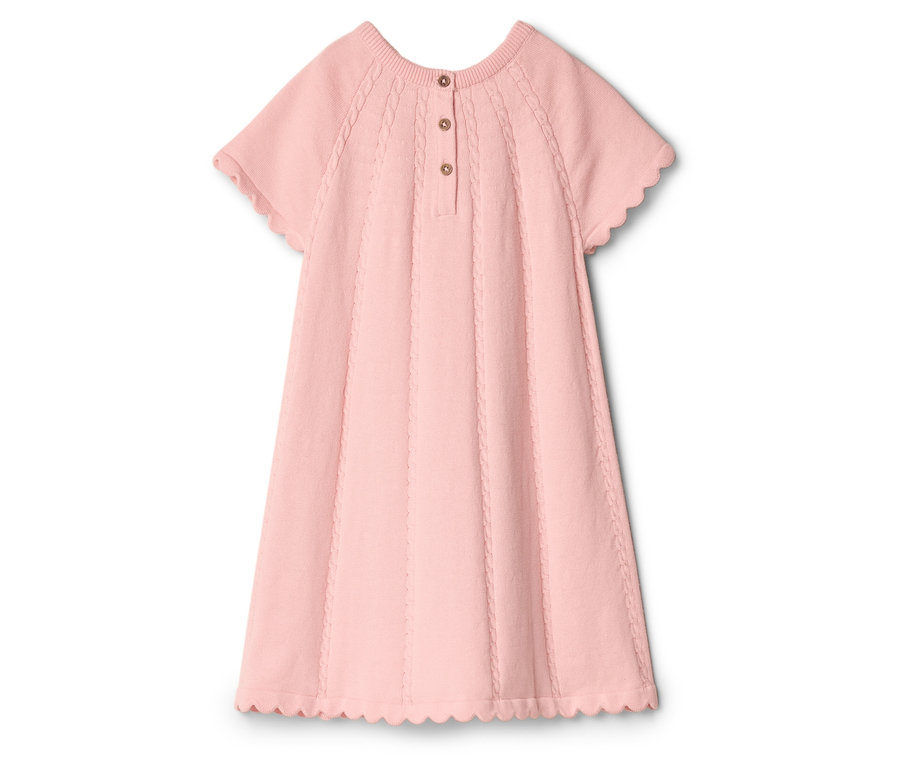 Ein rosafarbenes, gestricktes Kleid mit kurzen Ärmeln und gewellten Säumen liegt auf einem weißen Hintergrund.