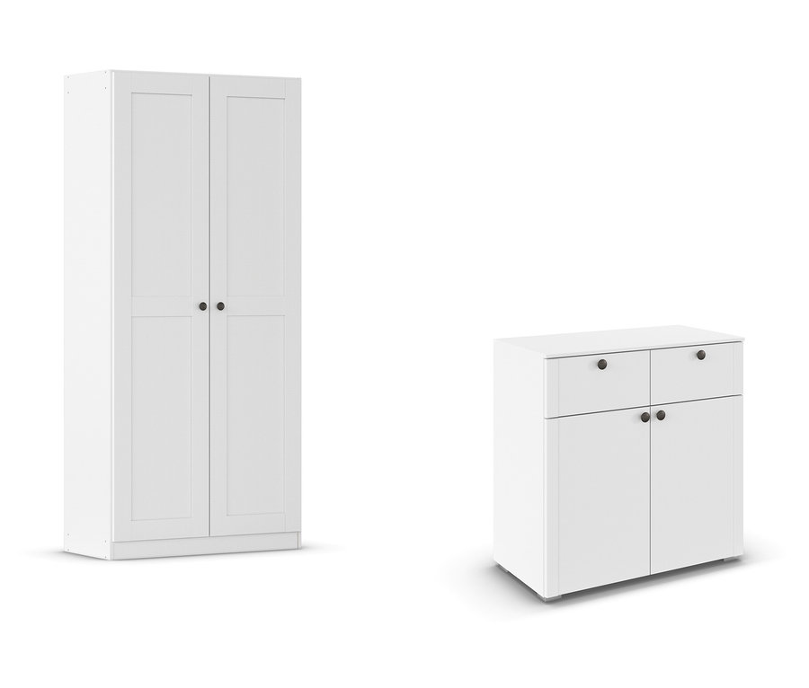 Zwei weiße Möbelstücke vor einem weißen Hintergrund. Links steht ein schmaler, hoher Schrank mit zwei Türen. Rechts steht ein niedrigeres Möbelstück mit zwei Schubladen oben und zwei Türen unten.