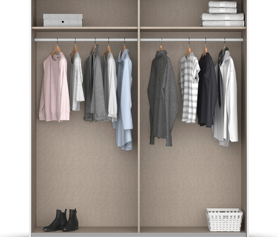 Offener Kleiderschrank mit Kleidung an Kleiderbügeln, einer Box und Handtüchern auf einem Regal und Stiefeln und einem Korb unten.