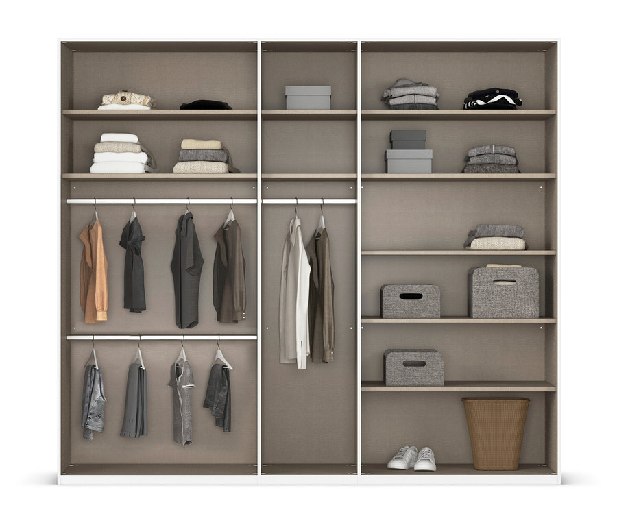 Offener Kleiderschrank mit gefalteter Kleidung, hängenden Hemden und Hosen, Aufbewahrungsboxen und einem Wäschekorb.
