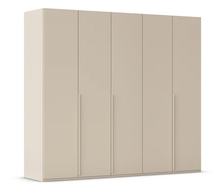 Beiger Kleiderschrank mit sechs Türen und langen, schmalen Griffen vor einem weißen Hintergrund.