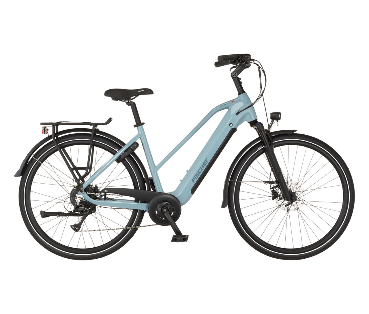 Blaues FISCHER Trekking-E-Bike VIATOR MOVE mit Trapez-Rahmen steht seitlich.