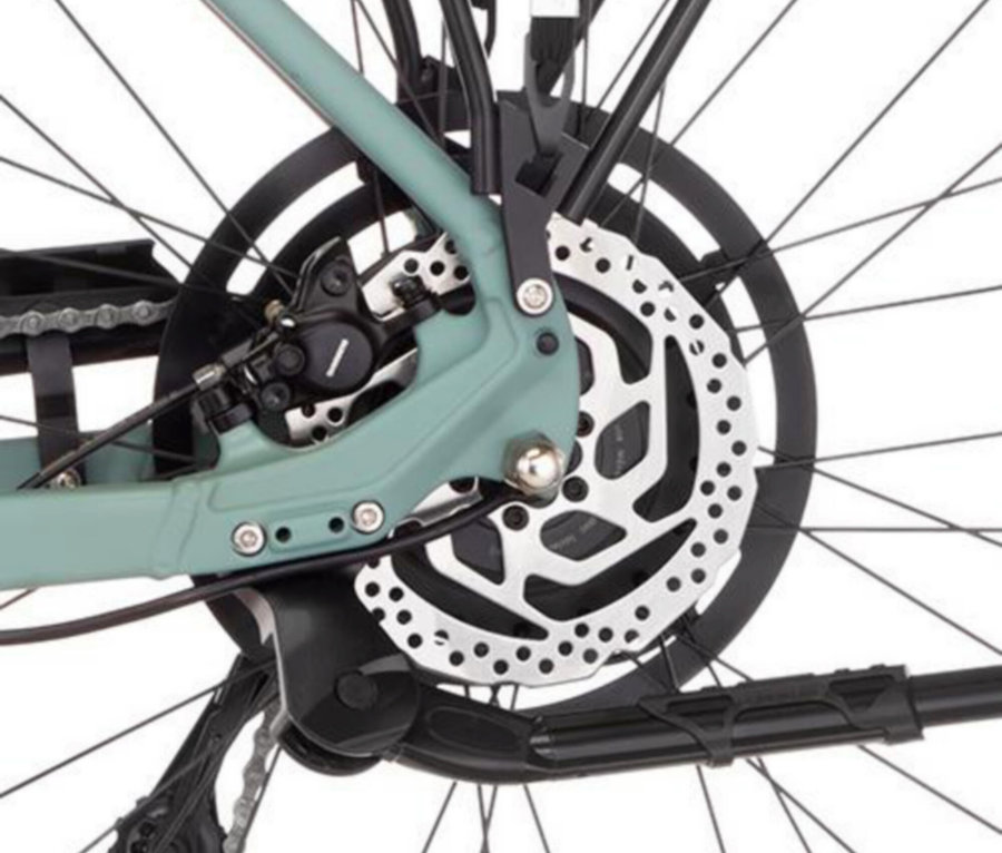 Nahaufnahme vom Hinterrad des FISCHER Trekking E-Bike VIATOR 2.1 ACTIVE mit Diamant-Rahmen, inklusive Speichen, Bremse und Ständer.