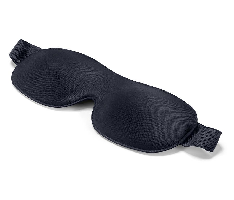 Eine marineblaue Schlafmaske liegt auf einem weißen Hintergrund.