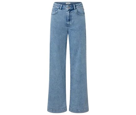 Eine hellblaue Jeanshose mit weitem Bein liegt auf einem weißen Hintergrund.