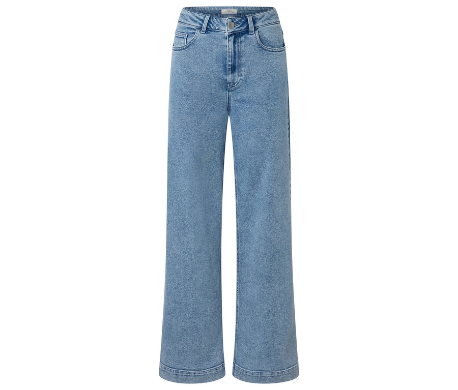 Eine hellblaue Jeanshose mit weitem Bein liegt auf einem weißen Hintergrund.