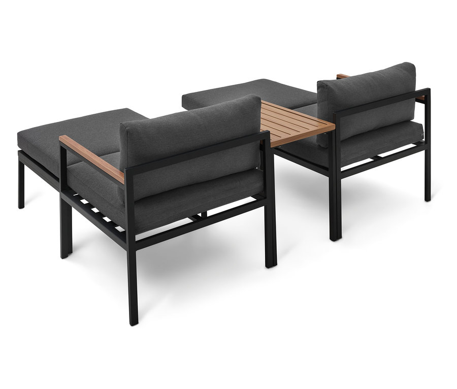 Zwei graue Sessel mit schwarzen Metallrahmen und Holzarmlehnen stehen auf einem weißen Hintergrund.