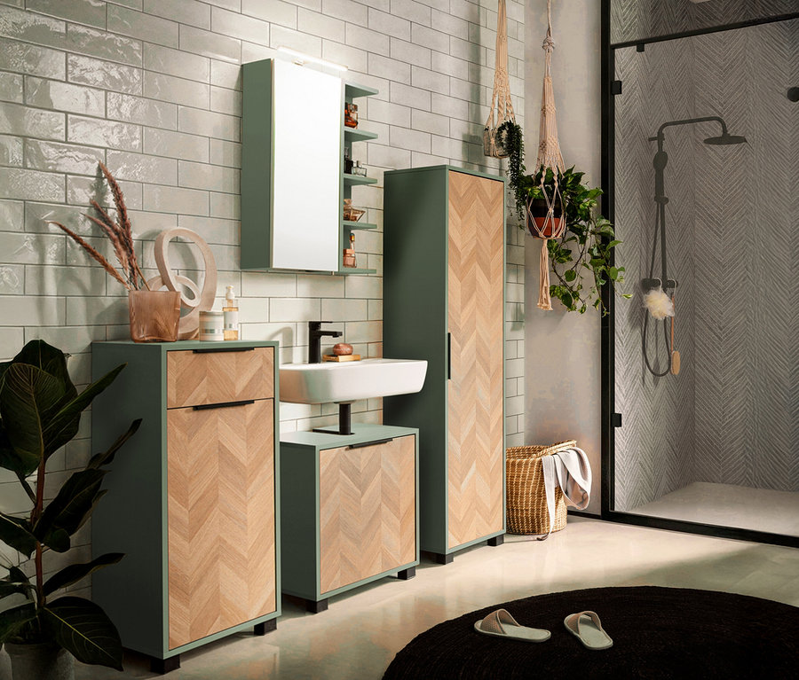Badezimmer mit Waschbecken, Spiegel, Schrank und Dusche in Beige- und Grüntönen.