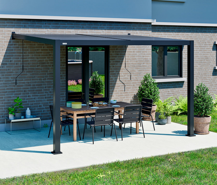 Eine Terrasse mit einem schwarzen Pavillon, einem Holztisch und schwarzen Stühlen, umgeben von Pflanzen.