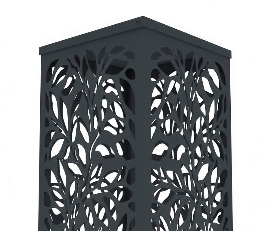 Nahaufnahme einer grauen Laterne mit ausgeschnittenem Blattmuster vor weißem Hintergrund.