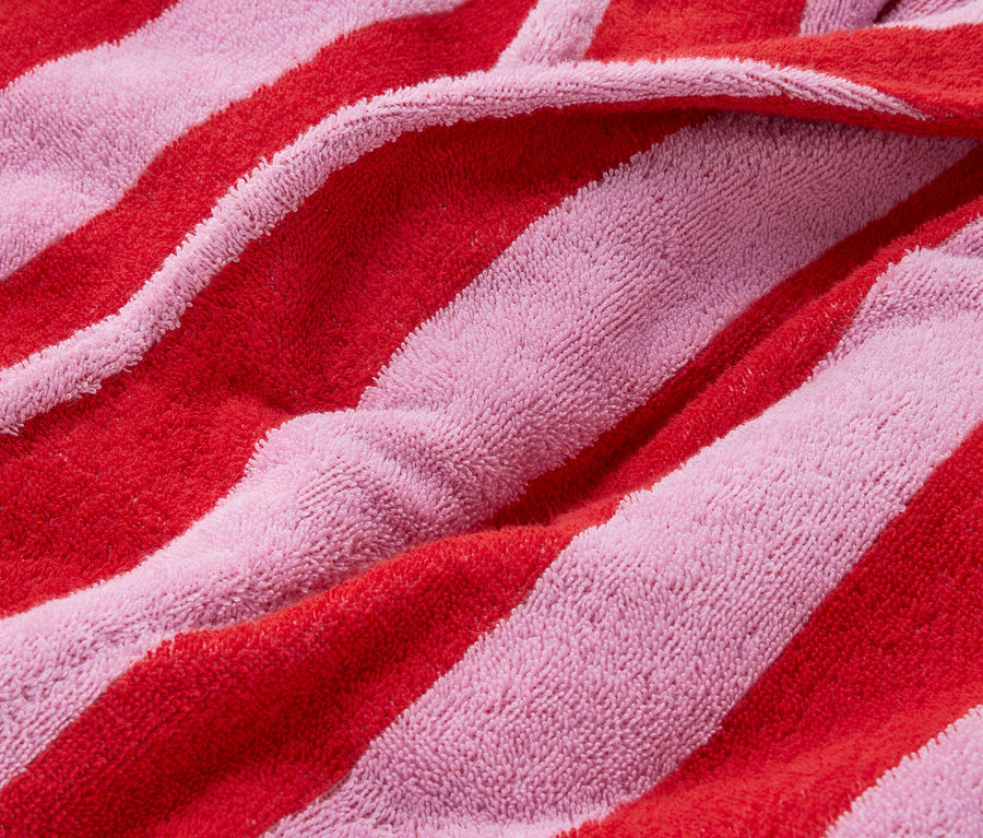 Nahaufnahme eines rot und rosa gestreiften Frotteestoffes.