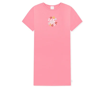 Ein rosa T-Shirt-Kleid mit einem bunten "More Aloha"-Design in der Mitte.