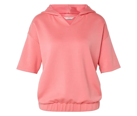 Ein korallenfarbener Kapuzenpullover mit kurzen Ärmeln ist vor einem weißen Hintergrund zu sehen.