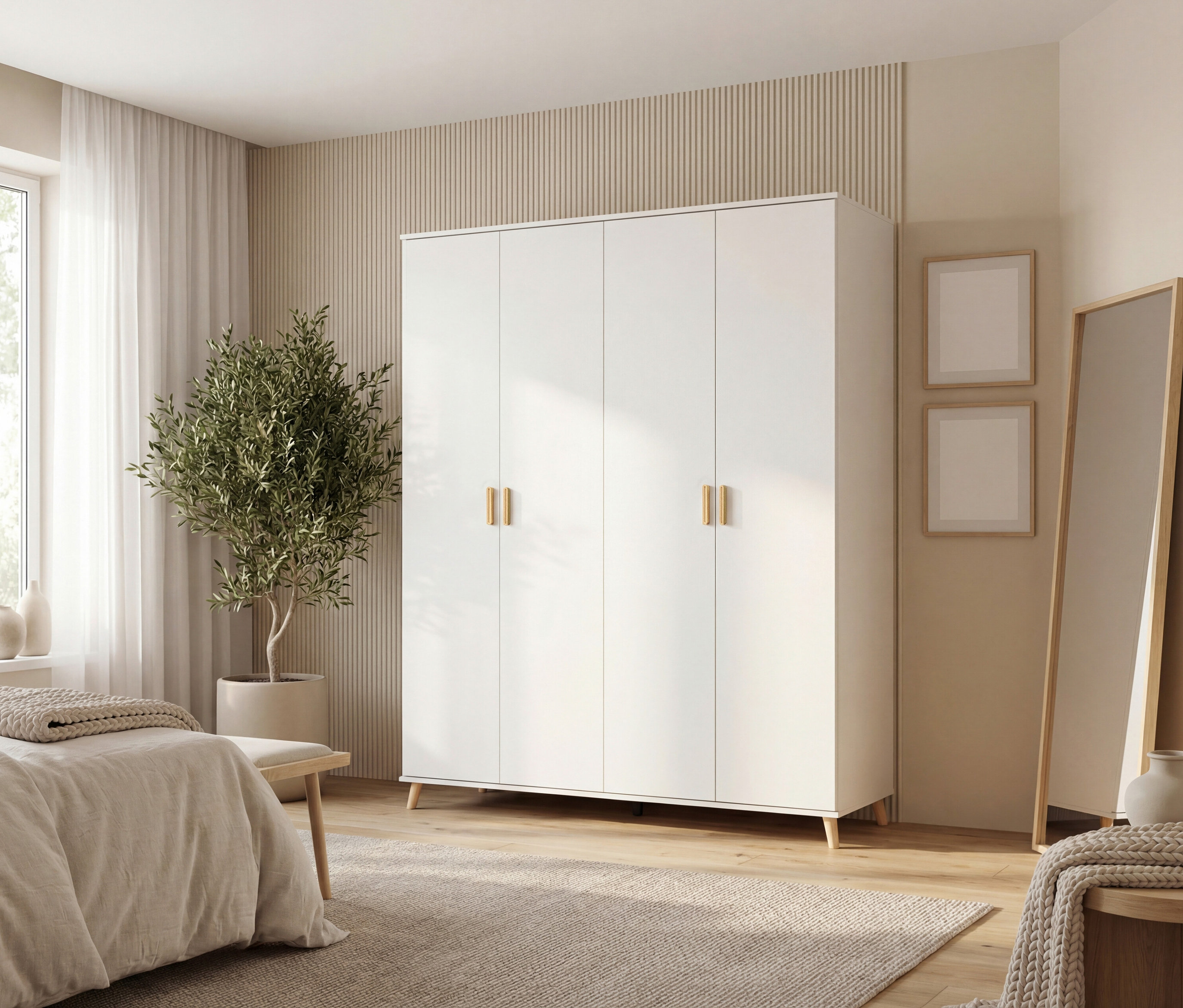 Schlafzimmer mit Bett, Teppich und weißem Schrank mit vier Türen und goldenen Griffen. Zimmerpflanze neben dem Fenster.