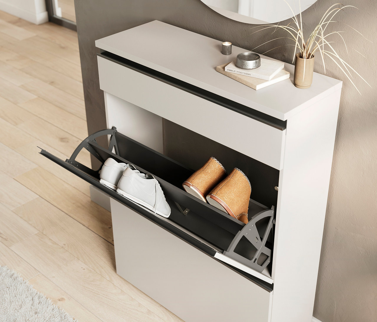 Geöffneter, kaschmirfarbener Schuhschrank »Baldone« mit zwei weißen Turnschuhen und zwei braunen Schuhen. Oben Deko.