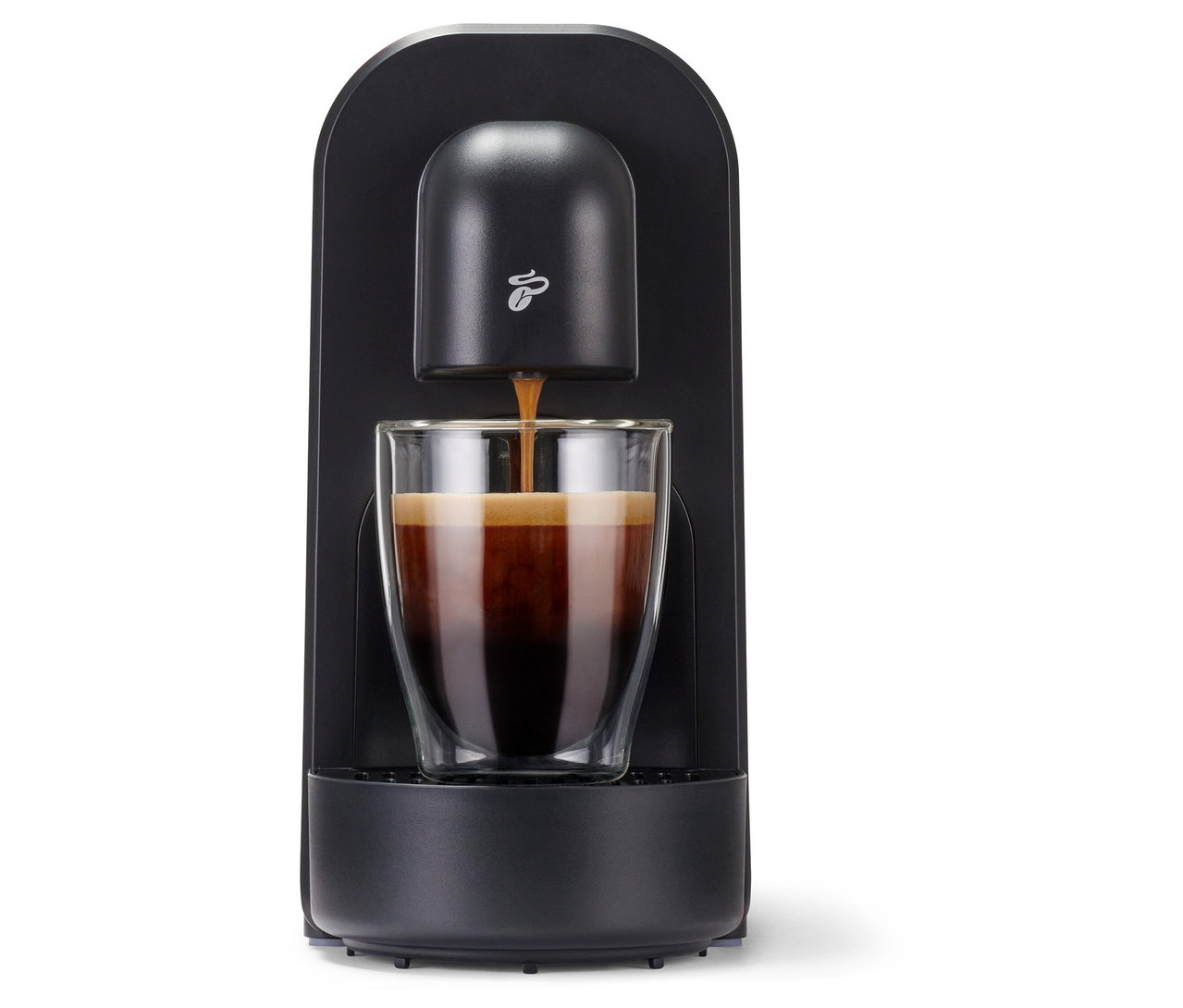 Espresso läuft aus der schwarzen Cafissimo now in ein Glas.