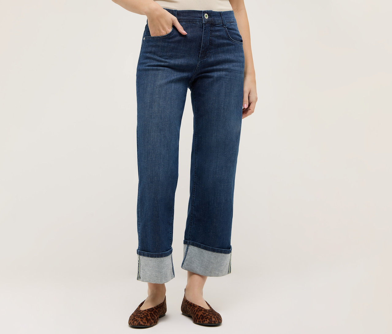Person trägt dunkelblaue Angels Denim »Laia Turn Up« Wide Leg Jeans mit hochgekrempelten Hosenbeinen und Ballerinas mit Animal-Print.