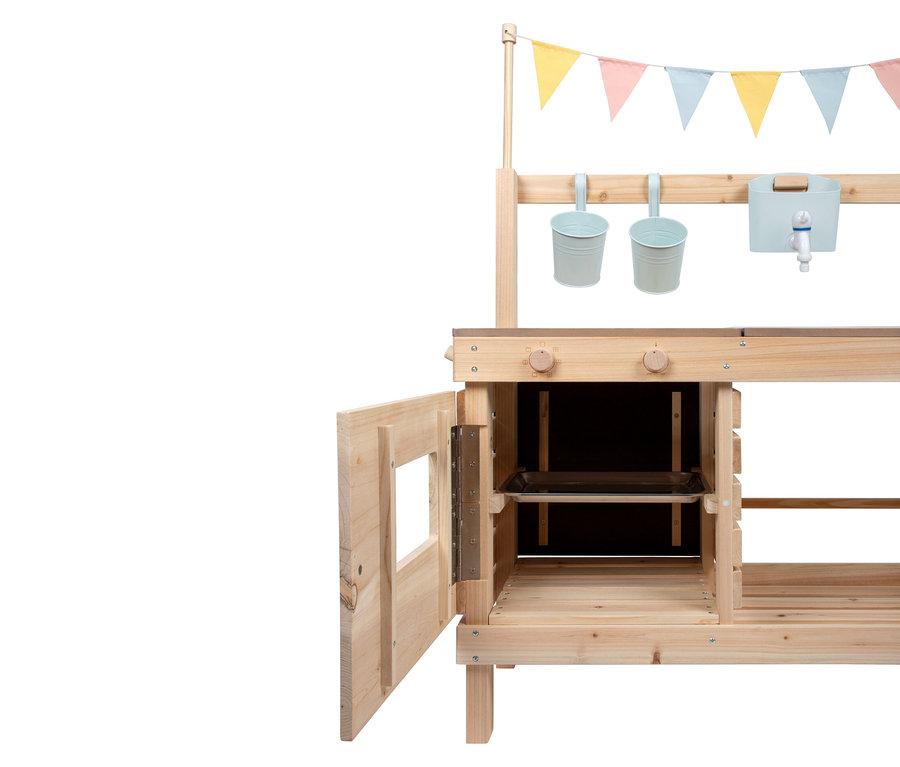 Die small foot Matschküche und der Kaufladen aus Holz mit Tür, zwei Kochplatten, Wasserhahn, zwei Eimern und Wimpelkette sind zu sehen.