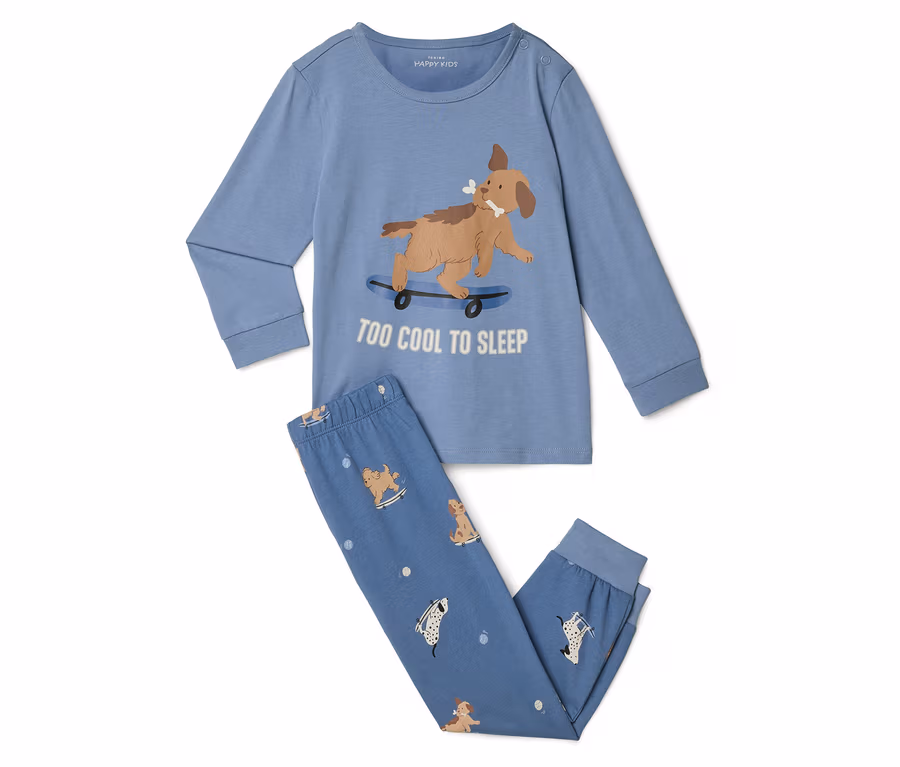 Blauer Kinder-Pyjama mit langärmeligem Oberteil und langer Hose. Das Oberteil zeigt einen braunen Hund auf einem Skateboard mit Knochen im Maul und dem Text 'TOO COOL TO SLEEP'. Die Hose hat ein Muster aus verschiedenen Hunden und weißen Punkten.